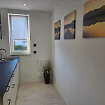 Modernes Mit Balkon- Aufzug & Naehe Flughafen