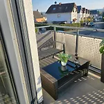 Modernes Mit Balkon- Aufzug & Naehe Flughafen *