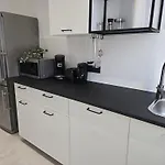 Modernes Mit Balkon- Aufzug & Naehe Flughafen *