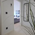 Modernes Mit Balkon- Aufzug & Naehe Flughafen Apartament