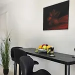Modernes Mit Balkon- Aufzug & Naehe Flughafen Apartament *
