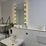 Modernes Mit Balkon- Aufzug & Naehe Flughafen