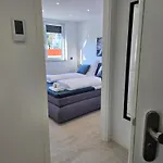 Modernes Mit Balkon- Aufzug & Naehe Flughafen