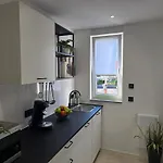 Modernes Mit Balkon- Aufzug & Naehe Flughafen Apartament *
