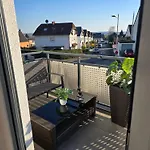 Modernes Mit Balkon- Aufzug & Naehe Flughafen *