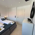 Apartament Modernes Mit Balkon- Aufzug & Naehe Flughafen