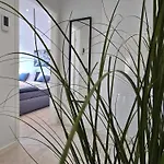 Modernes Mit Balkon- Aufzug & Naehe Flughafen