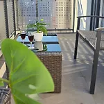 Modernes Mit Balkon- Aufzug & Naehe Flughafen *