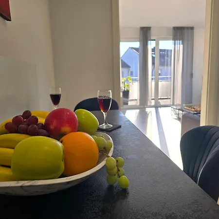 Modernes Mit Balkon- Aufzug & Naehe Flughafen *