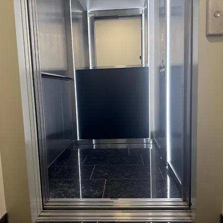 Appartement Modernes Mit Balkon- Aufzug & Naehe Flughafen