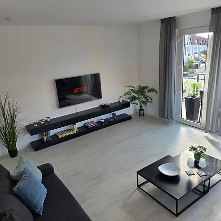 Modernes Mit Balkon- Aufzug & Naehe Flughafen