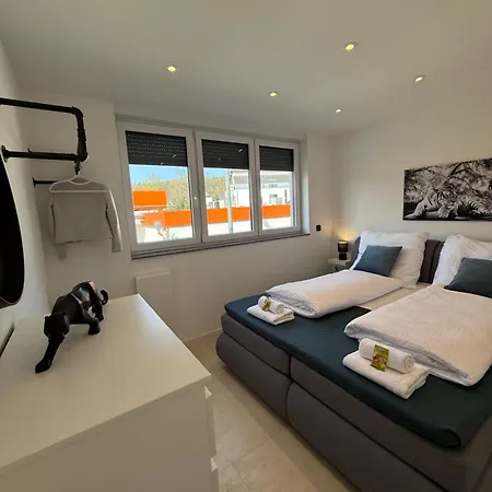 Apartamento Modernes Mit Balkon- Aufzug & Naehe Flughafen