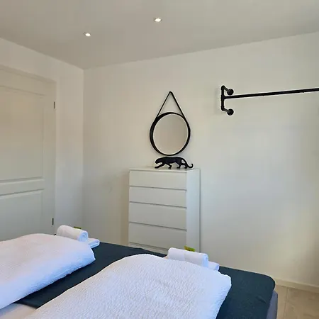 Modernes Mit Balkon- Aufzug & Naehe Flughafen Apartamento