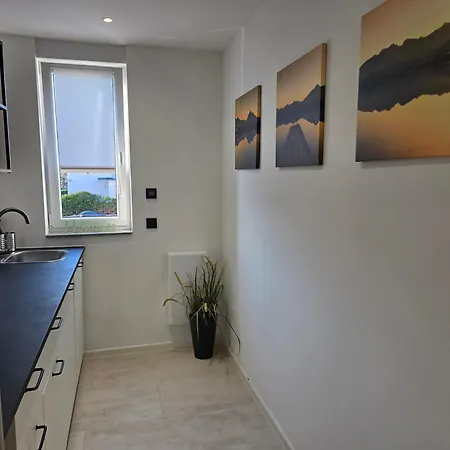 Modernes Mit Balkon- Aufzug & Naehe Flughafen