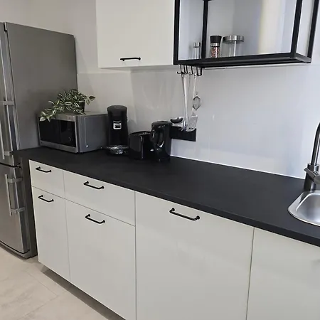 Modernes Mit Balkon- Aufzug & Naehe Flughafen *