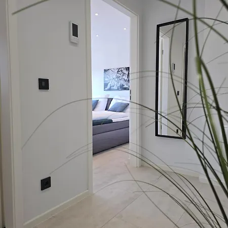 Modernes Mit Balkon- Aufzug & Naehe Flughafen Lejlighed