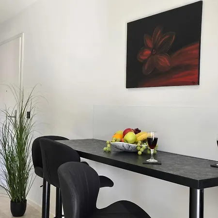 Modernes Mit Balkon- Aufzug & Naehe Flughafen Lejlighed *