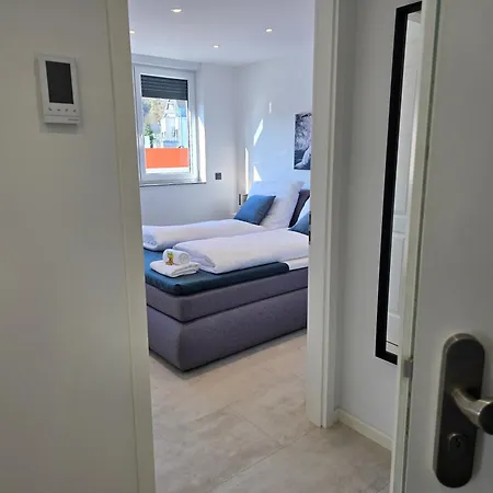 Modernes Mit Balkon- Aufzug & Naehe Flughafen
