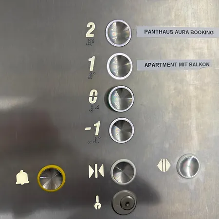 Modernes Mit Balkon- Aufzug & Naehe Flughafen