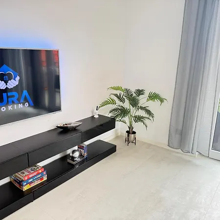 Modernes Mit Balkon- Aufzug & Naehe Flughafen *