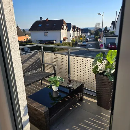 Modernes Mit Balkon- Aufzug & Naehe Flughafen *