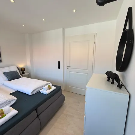 Apartamento Modernes Mit Balkon- Aufzug & Naehe Flughafen