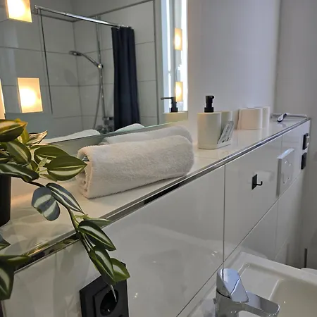 Modernes Mit Balkon- Aufzug & Naehe Flughafen Siegburg