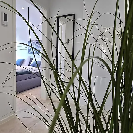 Modernes Mit Balkon- Aufzug & Naehe Flughafen
