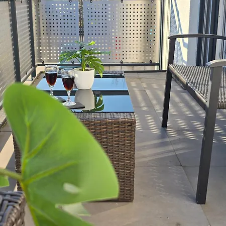 Modernes Mit Balkon- Aufzug & Naehe Flughafen *