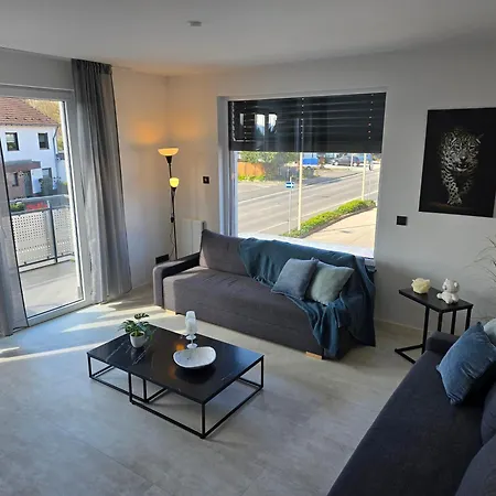 Apartamento Modernes Mit Balkon- Aufzug & Naehe Flughafen