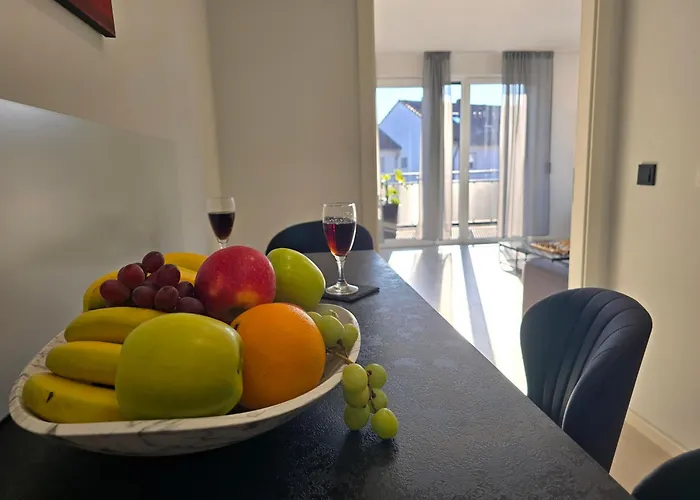 Modernes Mit Balkon- Aufzug & Naehe Flughafen *