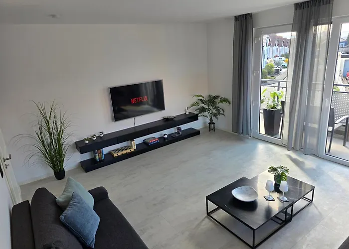 Modernes Mit Balkon- Aufzug & Naehe Flughafen