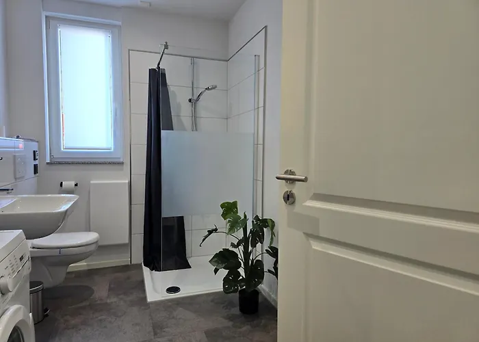 Modernes Mit Balkon- Aufzug & Naehe Flughafen Appartement
