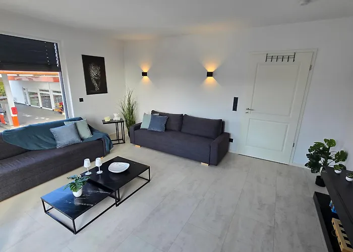 Modernes Mit Balkon- Aufzug & Naehe Flughafen Appartement *