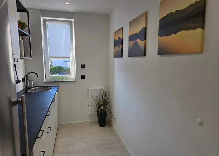 Modernes Mit Balkon- Aufzug & Naehe Flughafen