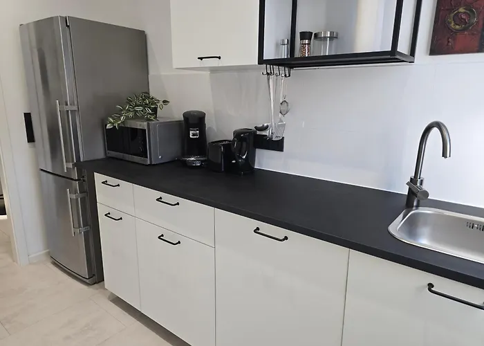 Modernes Mit Balkon- Aufzug & Naehe Flughafen *
