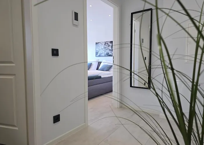 Modernes Mit Balkon- Aufzug & Naehe Flughafen Appartement