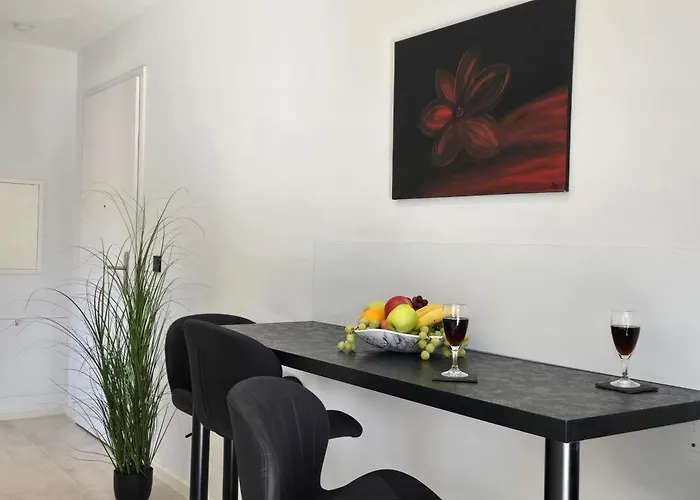 Modernes Mit Balkon- Aufzug & Naehe Flughafen Appartement *