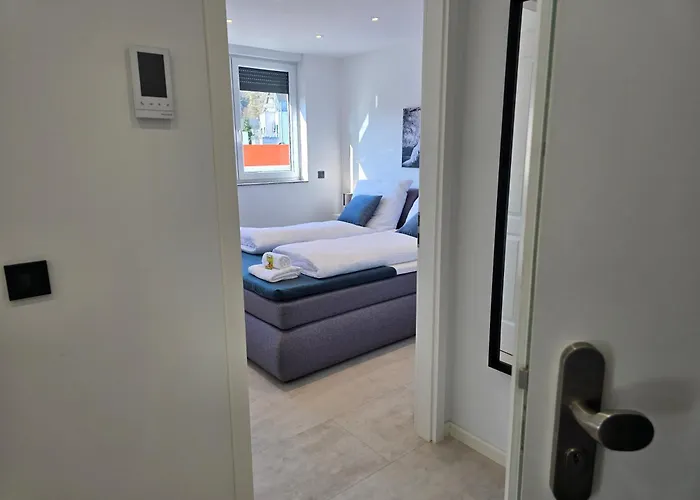 Modernes Mit Balkon- Aufzug & Naehe Flughafen
