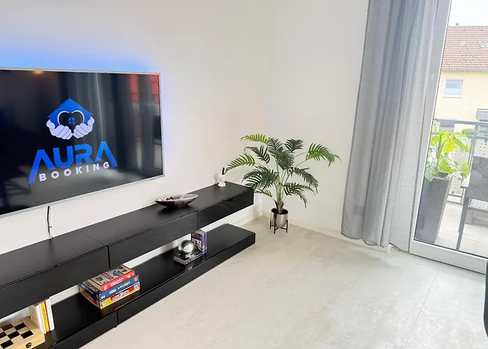Modernes Mit Balkon- Aufzug & Naehe Flughafen *