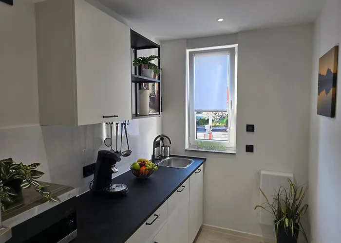 Modernes Mit Balkon- Aufzug & Naehe Flughafen Appartement *