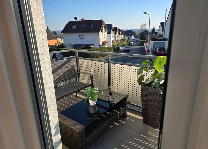 Modernes Mit Balkon- Aufzug & Naehe Flughafen *