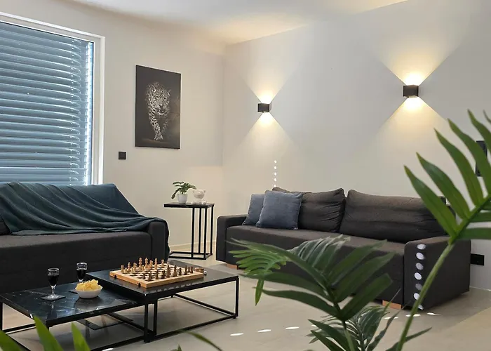 Modernes Mit Balkon- Aufzug & Naehe Flughafen Appartement *