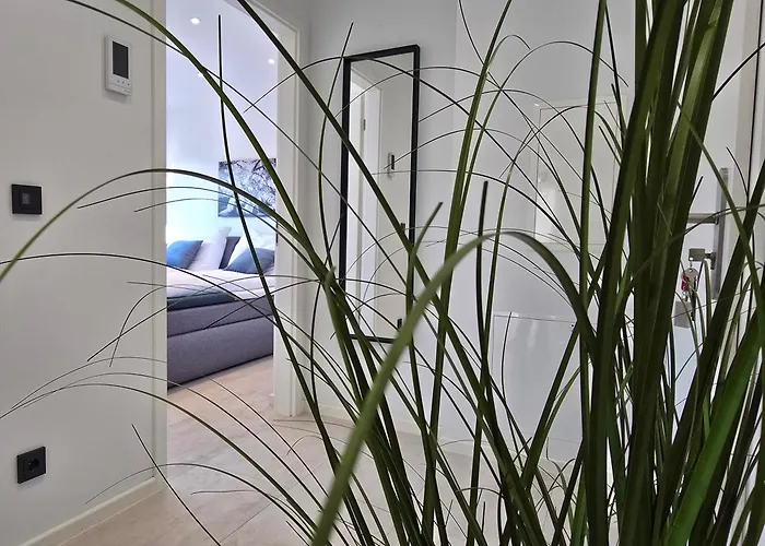 Modernes Mit Balkon- Aufzug & Naehe Flughafen