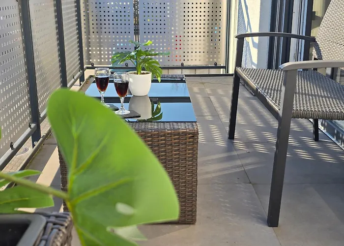Modernes Mit Balkon- Aufzug & Naehe Flughafen *